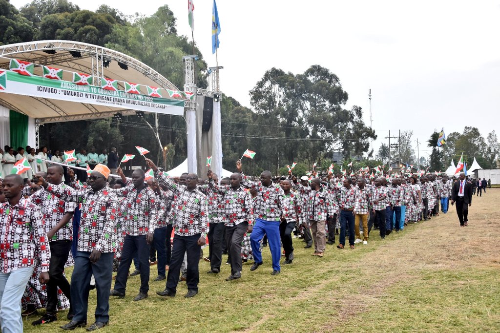 T_argos's tweet photo. Ouverture ce 26 décembre 2022 en commune #Vumbi de la @Kirundoprovince d’une croisade de 6 jours d’action de grâce par le président de la République du #Burundi @GeneralNeva. C’est dans le but de remercier les bienfaits de Dieu au #Burundi au cours de l’an 2022.
#Abatwip https://t.co/tggtr0QJNq