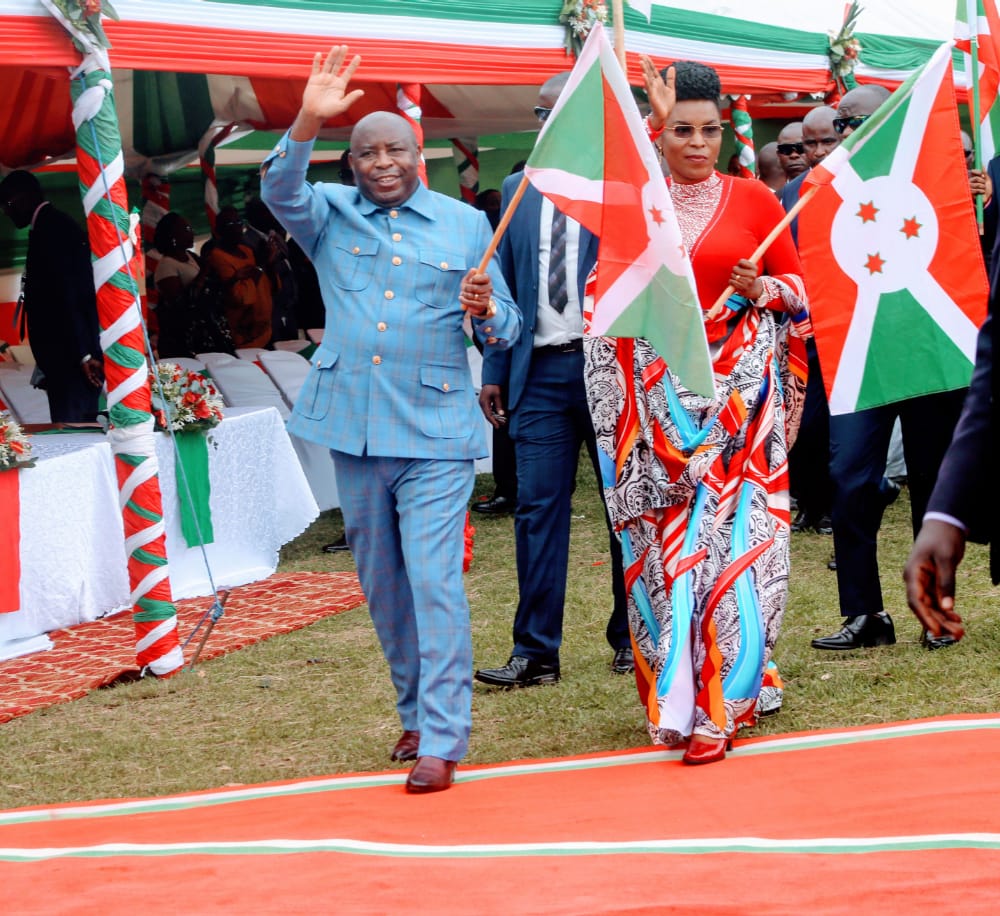 T_argos's tweet photo. Ouverture ce 26 décembre 2022 en commune #Vumbi de la @Kirundoprovince d’une croisade de 6 jours d’action de grâce par le président de la République du #Burundi @GeneralNeva. C’est dans le but de remercier les bienfaits de Dieu au #Burundi au cours de l’an 2022.
#Abatwip https://t.co/tggtr0QJNq