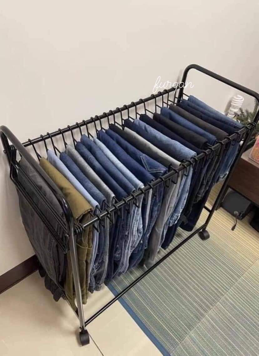 aaizatnizam's tweet photo. Dah tak perlu lipat seluar sejak beli rak beroda ni. Kadang nak cari seluar kat dalam almari, susah yer sebab warna lebih kurang 😅

Untuk perempuan, boleh buat sidai shawl and tudung jugak. Senang nak cari. https://t.co/TghbIxZaju