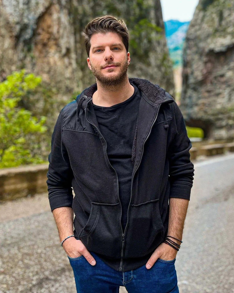 loukasyorkas's tweet photo. Εύχομαι η καρδιά σας να ξεχειλίζει από την αγάπη του Χριστού μας και η γέννηση Του να φέρει αναγέννηση στις καρδιές όλων μας! 
Υγεία να έχετε ψυχική και σωματική! 

Χρόνια πολλά σε όλο��ς!! ❤️❤️
Χριστούγεννα! 🌟

#LoukasYorkas || #MerryChristmas https://t.co/DrjrNzxgMW