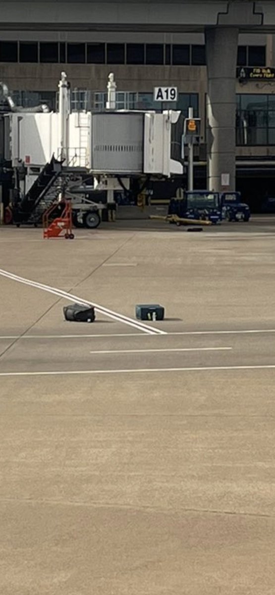dsielatycki's tweet image. @SenTedCruz what is happening at DFW with the luggage? It’s a complete disaster and nothing is happening.  Been without ours for 5 days now.