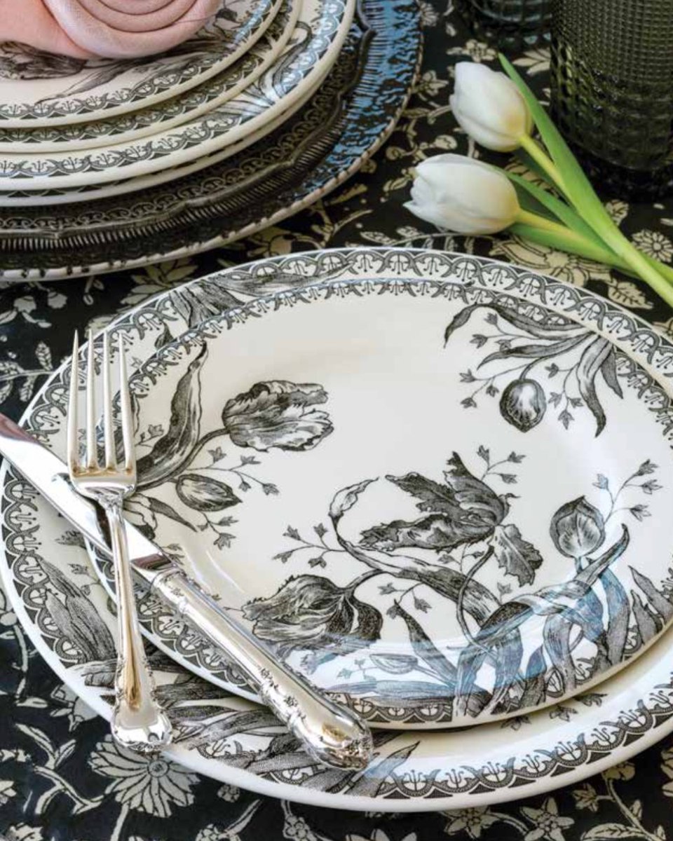 SouthernLadyMag's tweet photo. Our January/February 2023 issue is here! Bask in the comforts of home during these crisp days of winter and meet five inspiring women in business across the South. Visit https://t.co/5cifUMqnYp to preview.

#southernladymag #issuepreview #winterrecipes #tablescapes #entrepreneurs https://t.co/BEIkClEfXr