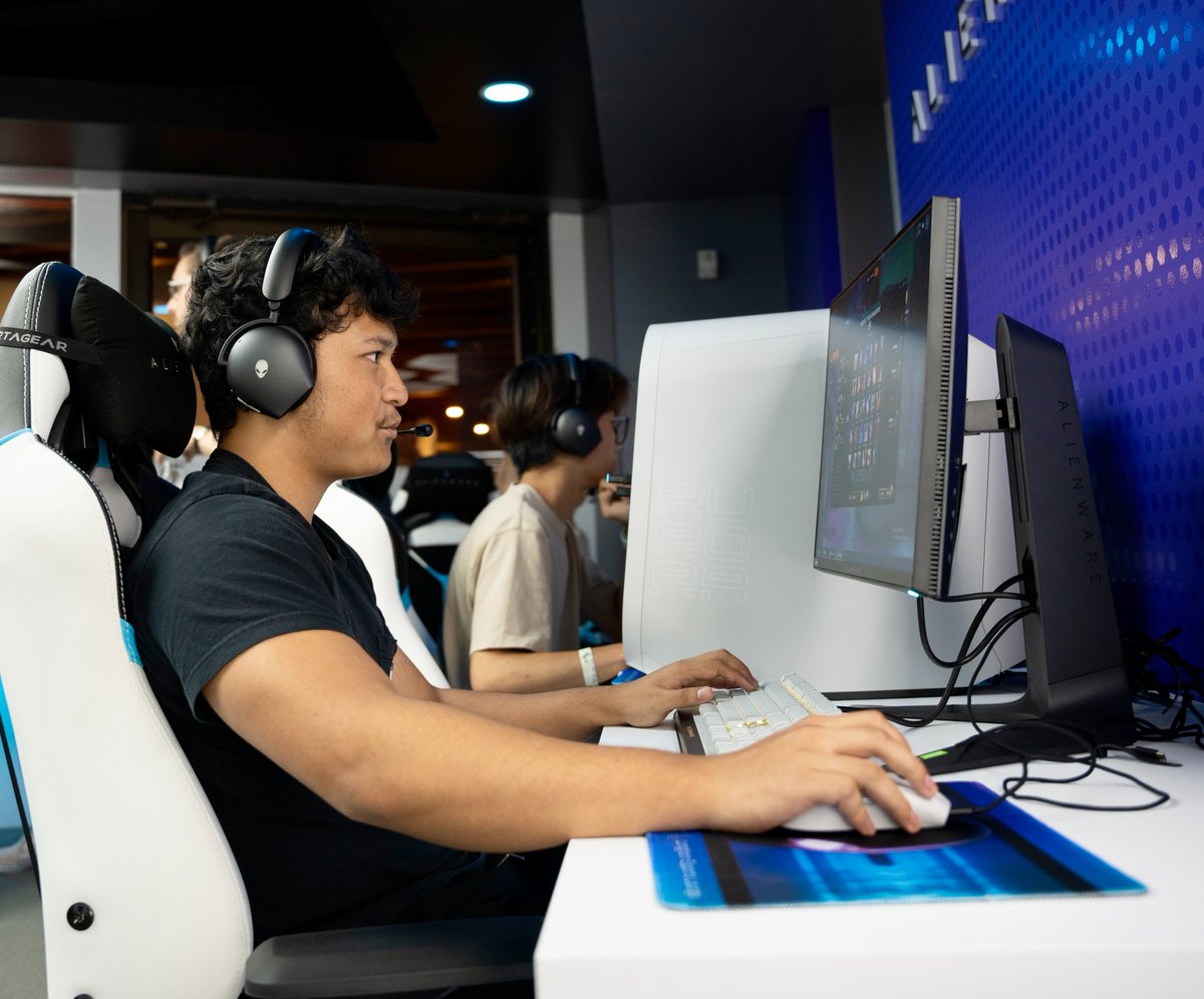 UTexasStudents's tweet image. Networking w/ professional gamers, competing in tournaments &amp;amp; exploring the world of esports is bringing Longhorns together in @UTAustin’s first esports space. bit.ly/FirstEsportsLo…

#UTFallRecap #LivingTheLonghornLife #YouAreHere #YouDoYou #YouChangeTheWorld #MakeItYourTexas