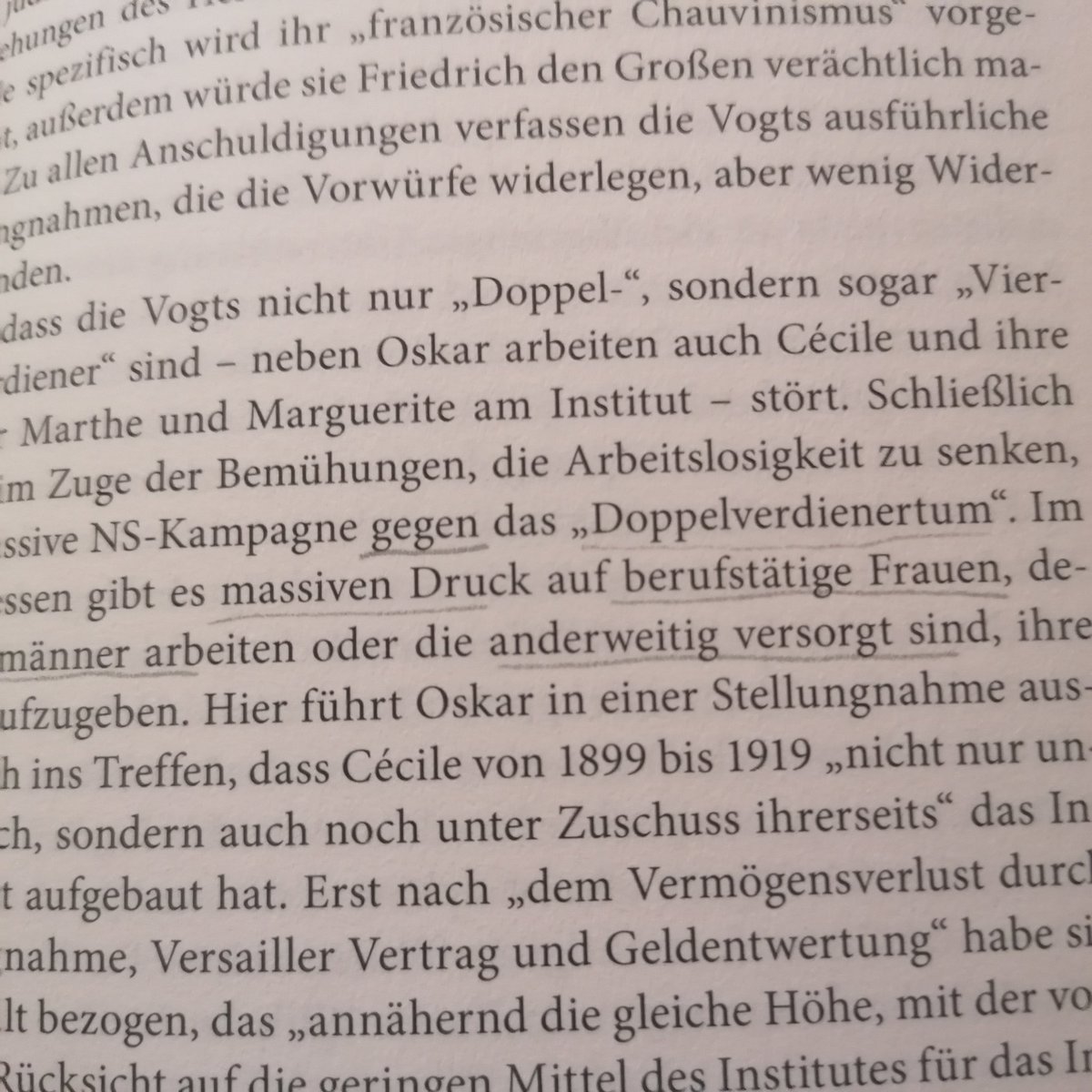 ChNeumeyer's tweet photo. Heute im Buch von #MSchwester #BirgitKoflerBettschart #CecileVogtPionierinderHirnforscherin ein neues Wort gelernt. #Doppelverdienertum - im NS wurden Frauen aus der Berufstätigkeit gedrängt, wenn sie versorgt waren. Das Wort hat man uns in der Schule unterschlagen. #lesenbildet https://t.co/yvbenjSrT8