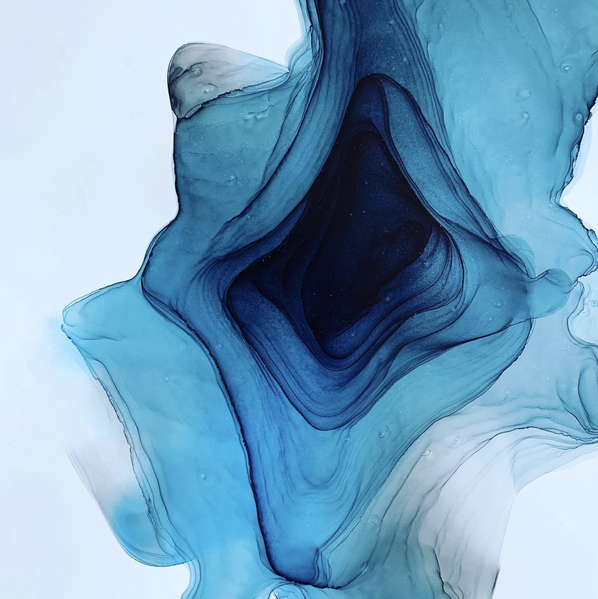 Achieving rings with alcohol inks by Natasha Patel

#magcontemporary #abstractart #liquidart #talenthouse #interiorart #uniqueart #maximalisthome #inkart #fluidabstract