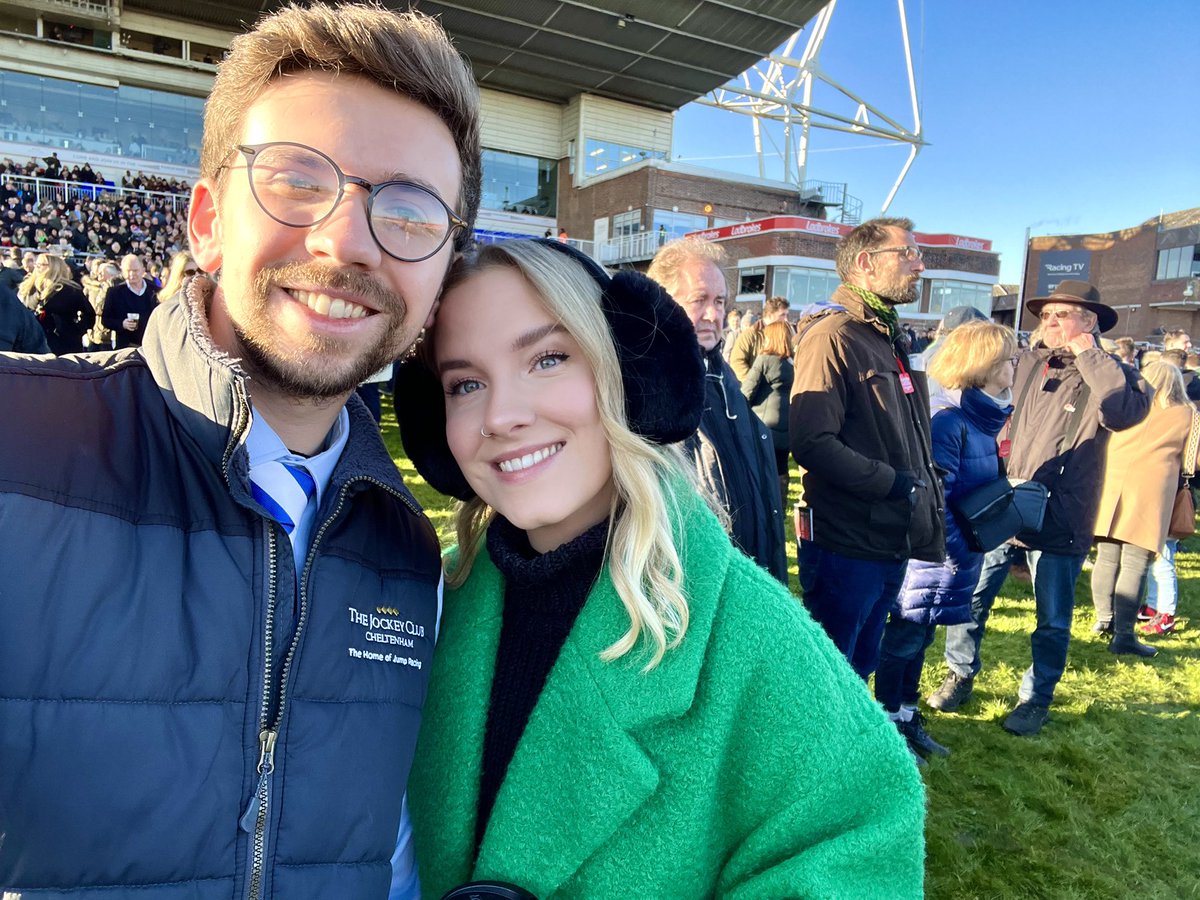 <a href="/BethMayneee/">Beth</a> making her racecourse debut 🐎❄️

<a href="/kemptonparkrace/">Kempton Park Racecourse</a>