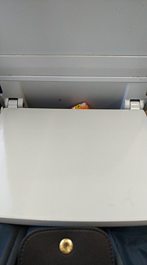 NoeLueP's tweet photo. @Renfe @Inforenfe Tren 00694 salida programada 16:33, salida real más allá de las 17 y mi asiento lo encuentro así...pregunto si se puede hacer algo, respuesta: "Nosotros no limpiamos los trenes". Esperando hoja de reclamaciones... https://t.co/Y5AKOTntvi