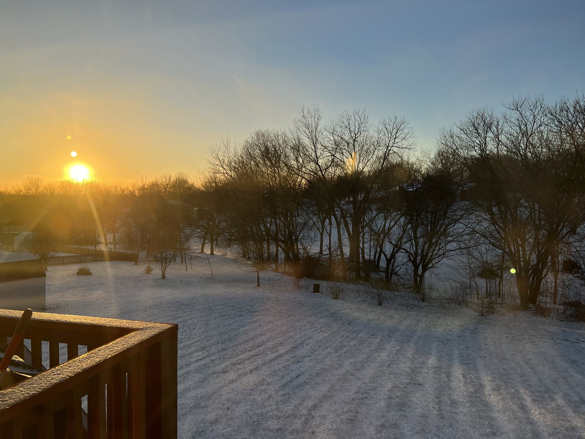 VibolKong's tweet photo. The view of sun and snow! Under the same sky, different places. Homesick! https://t.co/tVKgN2NVB6