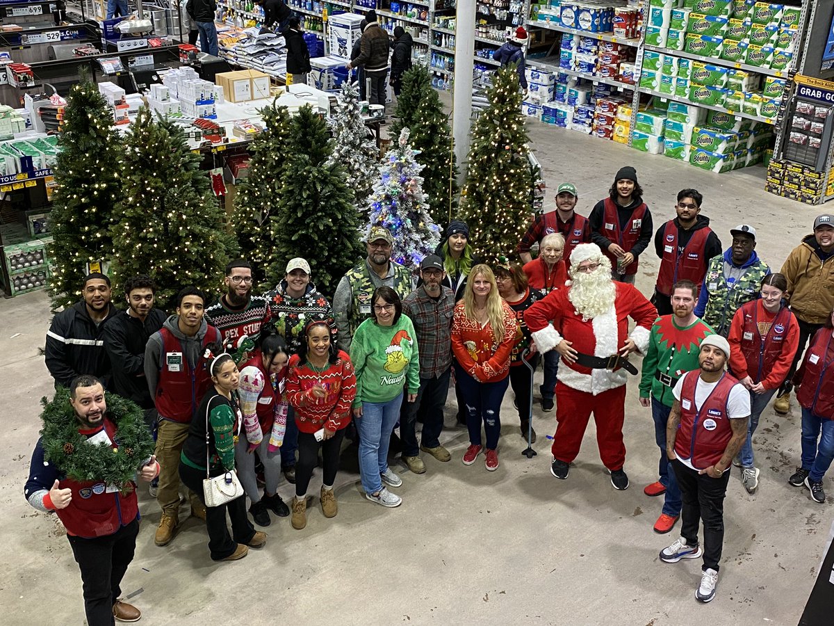 lowes0292's tweet photo. Your local West hazleton Lowes is wishing all a wonderful holiday &amp; happy new years 🎄🎉🥳 https://t.co/Uswocq1G74
