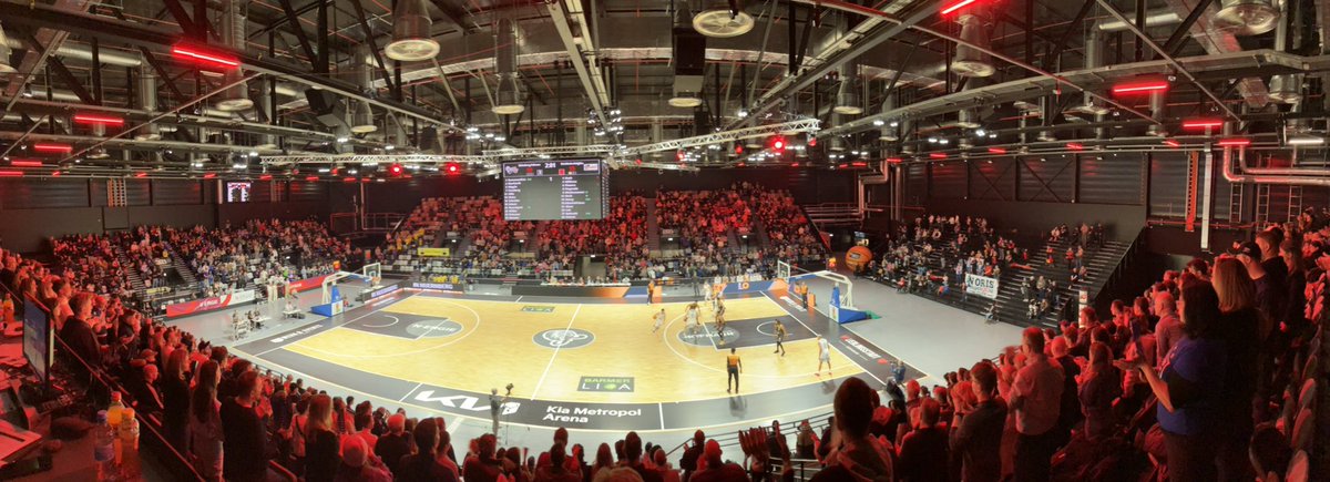 Das Konzept #Christmasgame scheint zu funktionieren bei den <a href="/nue_falcons/">Nürnberg Falcons BC</a>. In der Kia Metropol Arena sind heute 2073 Menschen zu Besuch, das ist mit deutlichem Abstand Zuschauerrekord. #ProABaby