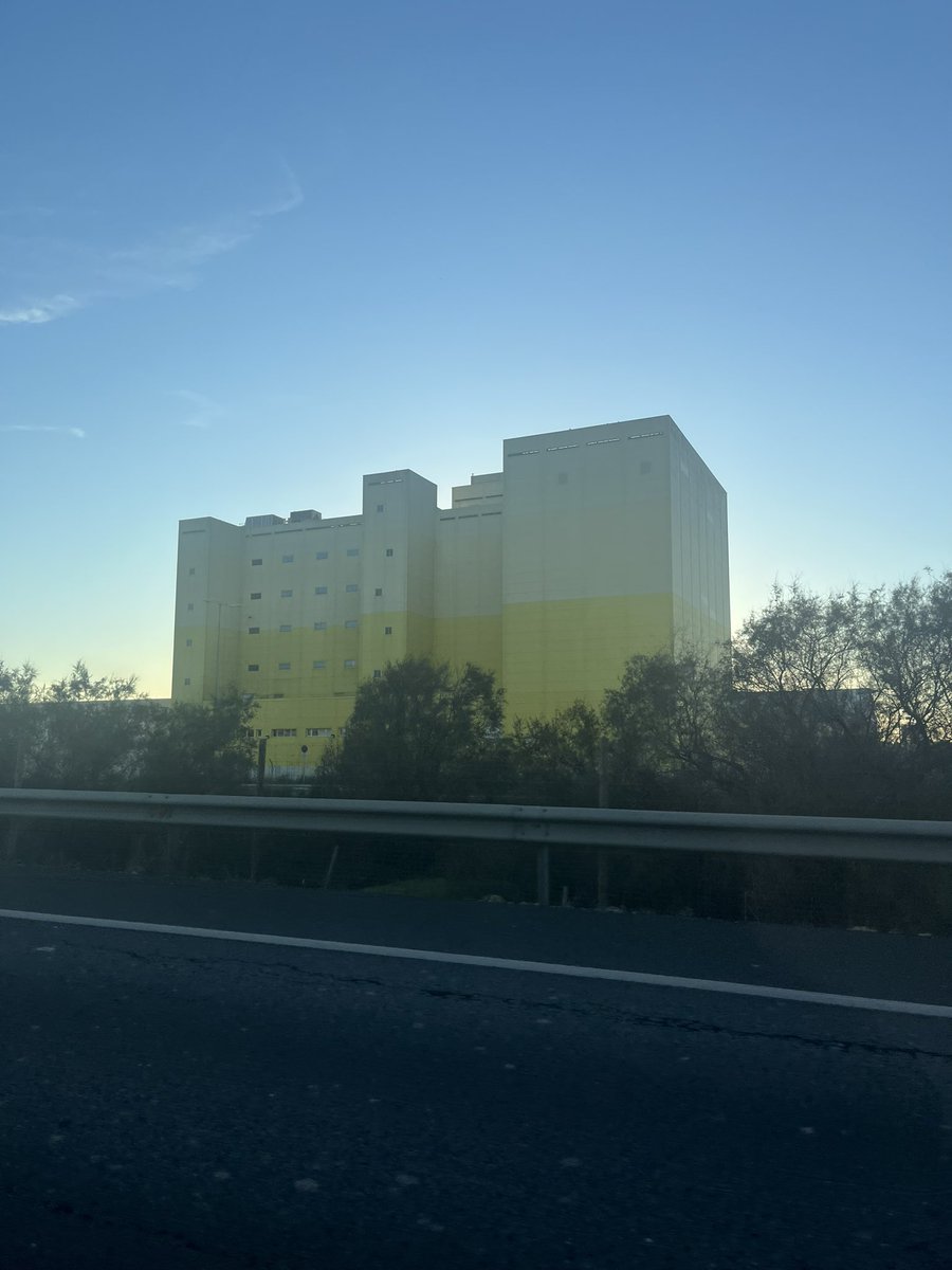 Los guapos sabemos que significa pasar por este edifico