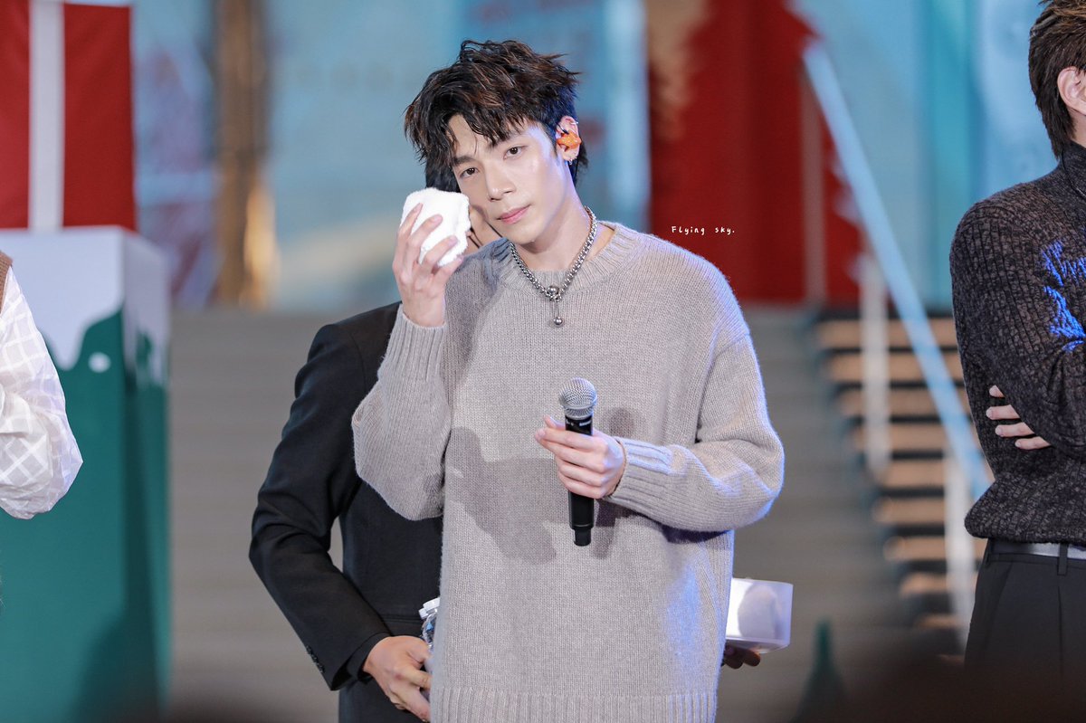flyingsky1997's tweet photo. 221224 

😍😍

#WintercallingxATLAS 
#JetATLAS #ATLAS_TH https://t.co/NYTIKsy8yg