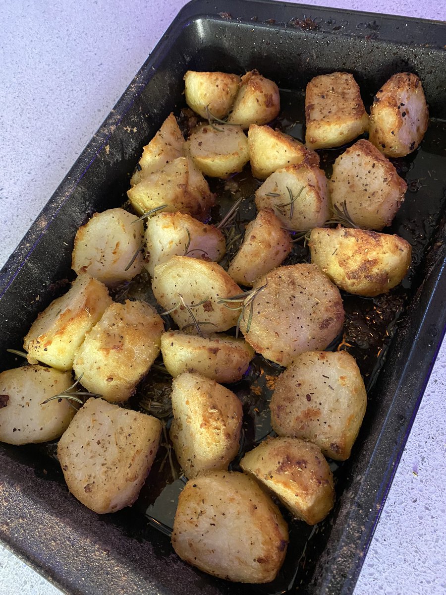 WillyCarcus's tweet photo. Roasties came out well. 😋 #boxingdaygrub https://t.co/EZcBnzeNRd