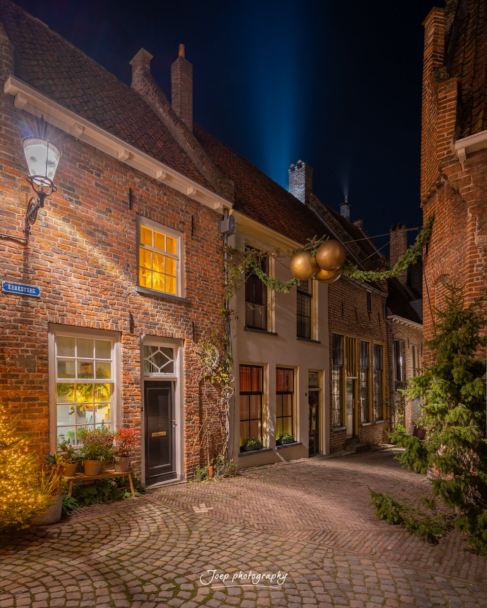 🎄 Wat een ontzettend sfeervolle foto! 📸 Het smalle steegje is prachtig verlicht en de foto heeft schitterende kleuren. 😍
Gefeliciteerd joepphotography met deze Foto van de Dag! 🏆

Bekijk meer mooie avondfoto's op: zoom.nl/profiel/j-henk…