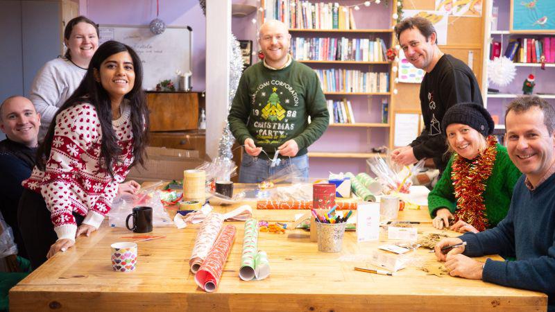 EmilyEmpLawyer's tweet image. The WBD team in Bristol recently volunteered at local charity One25, wrapping Christmas gifts for the women they support 🎁🎄 ow.ly/2WBM104nqJp 

Learn more about how we work with local communities 👉 ow.ly/EWOb104neBa

#One25 #Volunteering #ResponsibleBusiness