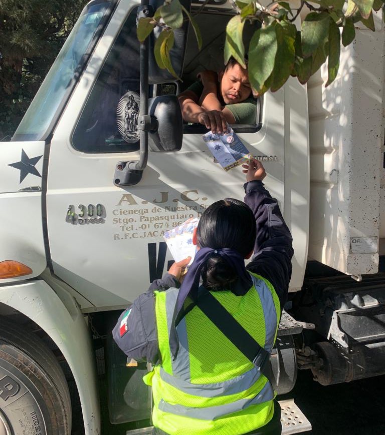 DMSPDGO's tweet photo. Continúa campaña de concientización #ConduzcaSinRedes 📲🚫 por la seguridad de los conductores y personas de transitan en nuestra ciudad. #CasaSegura #ContigoDurango ✅🏡 https://t.co/Gw8AlZfGz0