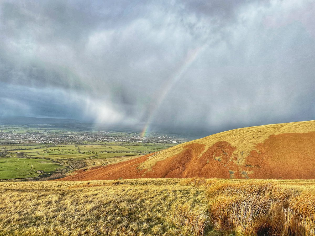 DNeklesa's tweet photo. Boxing Day walk up #Pendle #LovelyLancs #Lancashire https://t.co/azeVK3C7zY