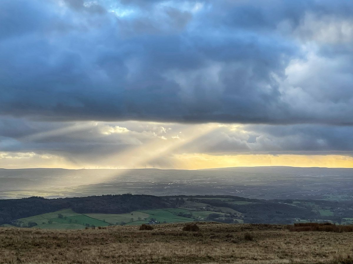 DNeklesa's tweet photo. Boxing Day walk up #Pendle #LovelyLancs #Lancashire https://t.co/azeVK3C7zY