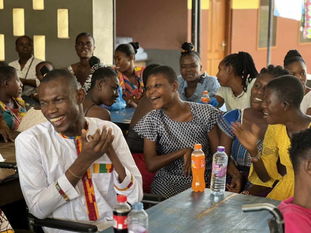 KsiRoyalLions's tweet photo. It is a good feeling to see others feel good. We had a nice time at the Edwenase Rehab Centre in Kumasi spreading the love of Christmas. There was enough to eat and drink. And we danced too! The best you can have for Christmas. #LunchInaBox @GhanaLionsClubs https://t.co/SU6qe55EvW