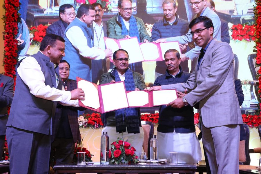 CMMadhyaPradesh's tweet photo. मुख्यमंत्री श्री @ChouhanShivraj की गरिमामयी उपस्थिति में आर.सी.व्ही.पी.नरोन्हा प्रशासन अकादमी, भोपाल में आयोजित कार्यक्रम में प्रदेश में विज्ञान के क्षेत्र में नवाचारों के लिए @IITIOfficial और @MpcstBhopal के बीच एमओयू हस्ताक्षरित किए गए। https://t.co/K2V6vmVNLQ