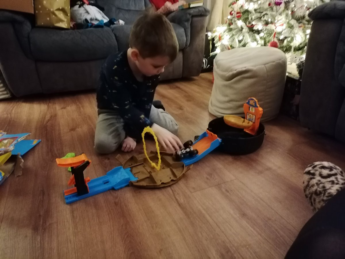 sallysox's tweet photo. @Stevenolanmcfc thank you for Jack's hot wheels track..... I'm quite impressed with the assembling process #mumproof https://t.co/0imwIdqBg1