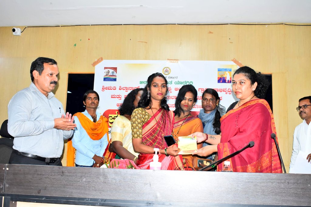 VBGRAMGKAR's tweet photo. RD commissioner @shilpa_nag distributed Job Cards to gender minorities at Yadagiri district. 

ZP CEO, JD horticulture and other officials were present.

@lkatheeq
@shilpa_nag @ZpYadgir @ZP_Yadgir @DiprYadgiri https://t.co/DfvIf2vkD8