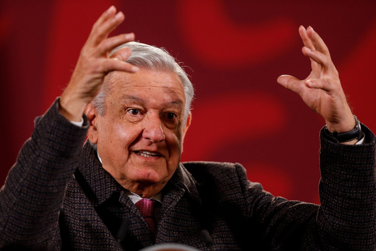 lopezdoriga's tweet photo. El presidente López Obrador reconoció “coincidencias” en la tesis de licenciatura de la ministra Yasmín Esquivel.

“Lo que hay que ver es quién copió a quién”

https://t.co/i0RaKDtAQ3 https://t.co/57PWRv4vBE