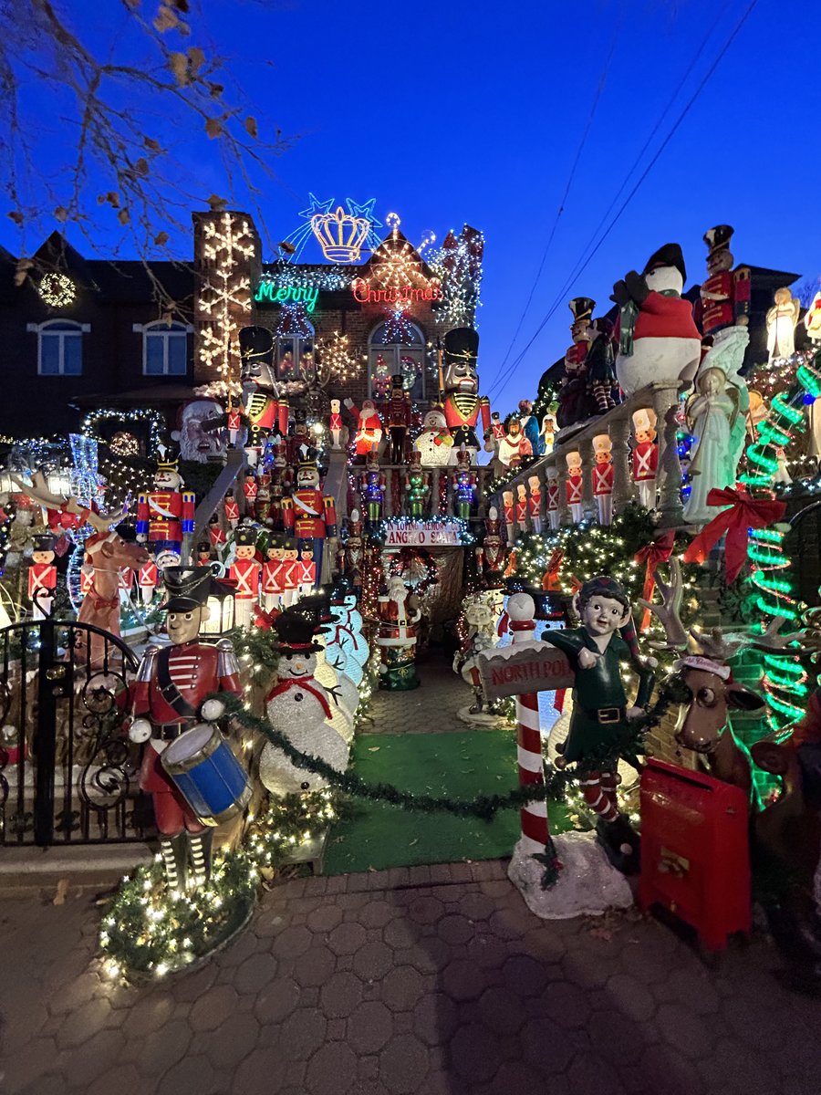 DanaDynamite's tweet photo. North Pole A.k.a #DykerLights #Brooklyn https://t.co/p7VoQnuImQ
