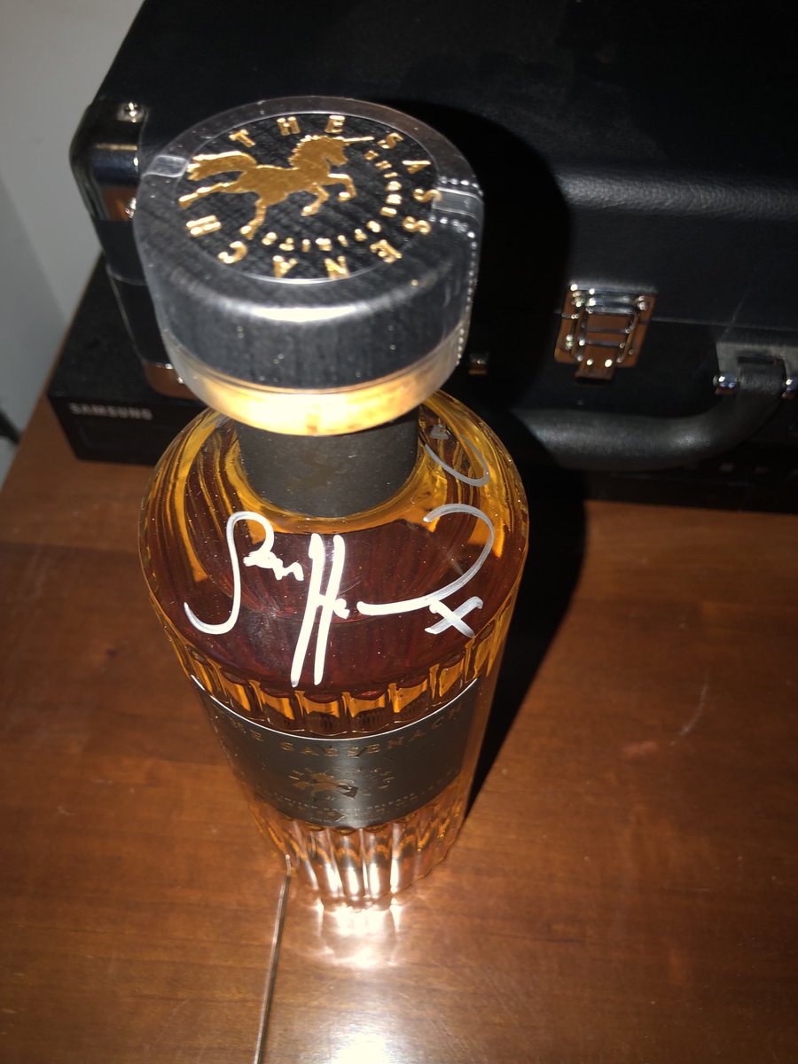 donttryitever's tweet image. My Daughter and Son in law flew across the country to Miami, then waited in line for 8 hours to get this for our Christmas present 🎁. #BestPresentEver. #BestDaughter #BestSonInLaw ⁦@RebeccaGoodenNM⁩  ⁦@MattGoodenPhD⁩ ⁦@SamHeughan⁩