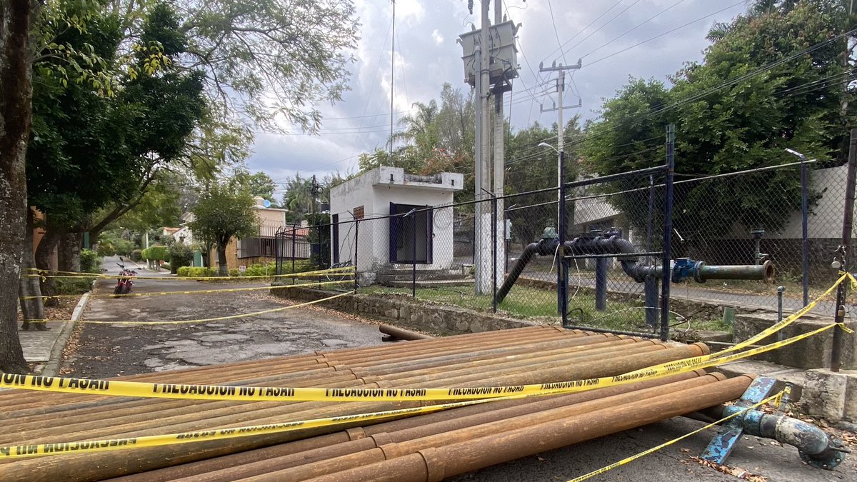 alberto_tejas's tweet photo. Qué onda con @SAPACCuernavaca ? 3 semanas sin agua y está son las razones! Sacaron los tubos. Los vecinos que culpa tienen

@cuauhtemocb10 @CuernavacaGob @linea_caliente_ @SG_Morelos https://t.co/zP7BFKZxFq
