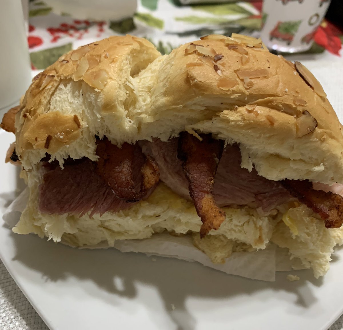 gasdelaguardia's tweet photo. Voy a comprarme otro jamón, los emparedaditos están saliendo de agencia #AprendanMarginales https://t.co/7tLVbfeEke