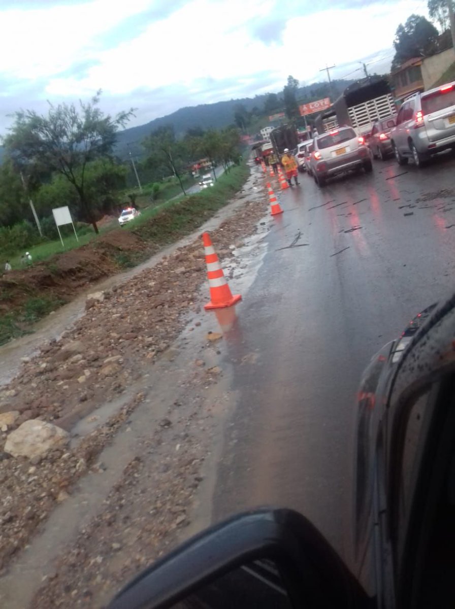 alvarocruzjr's tweet photo. Salir de Bogotá a Fusa, Melgar, Girardot,etc., es un tormento. A Chinauta un tramo que se hace en 1 hora larquita, se gasta ahora 4 horas. Y el tercer carril? Tres años sin avance y Conconcreto abandonó su construcción! https://t.co/zvEVLW2t1h