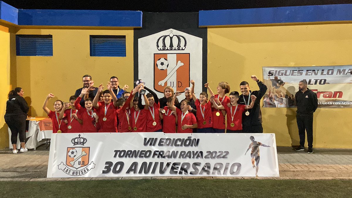 UD_TELDE's tweet photo. ☺️⭐️ ¡Gran participación de nuestros equipos #Alevín, #Benjamín y #Escuela @RoqueM26 en la VII edición del Torneo Fran Raya 2022 organizado por la @UdHuesas!

👏🏻⚽️ ¡Felicidades a todos los equipo participantes! 

💙🎅🏻❤️ https://t.co/bNmdDQVFx9