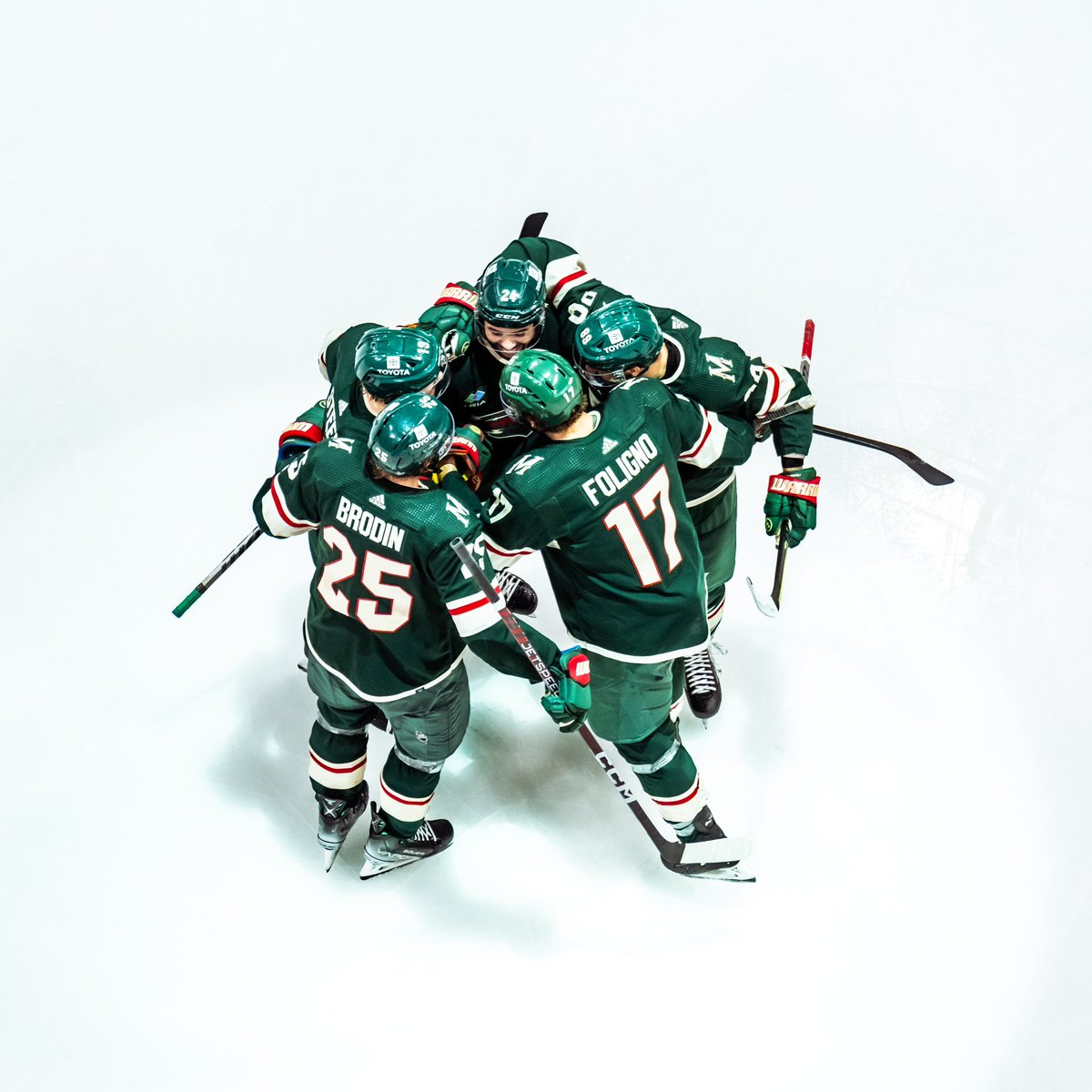schmidtyphoto's tweet photo. Last week I was just finishing up photographing the @mnwild’s four game home stand. Here are some of my favorite photos from those games
#mnwild 
A thread: https://t.co/08psLG1JN0