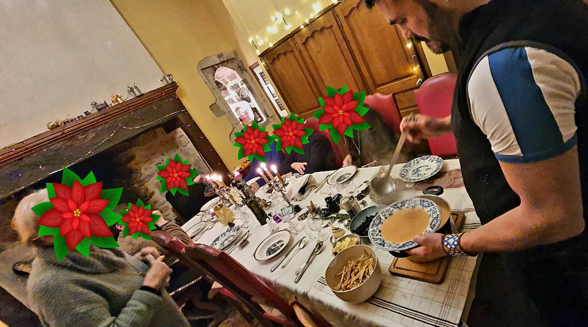 ivantorrespeint's tweet photo. Un des repas de Noël en famille : entrée, #sopaazteca avec dés de #Cantal 🇲🇽🤝🏼🇨🇵. Aidé par mes nièces, fans des #tortillas ❤️😃.
#famille #France #Mexique https://t.co/zxgChV35Kc