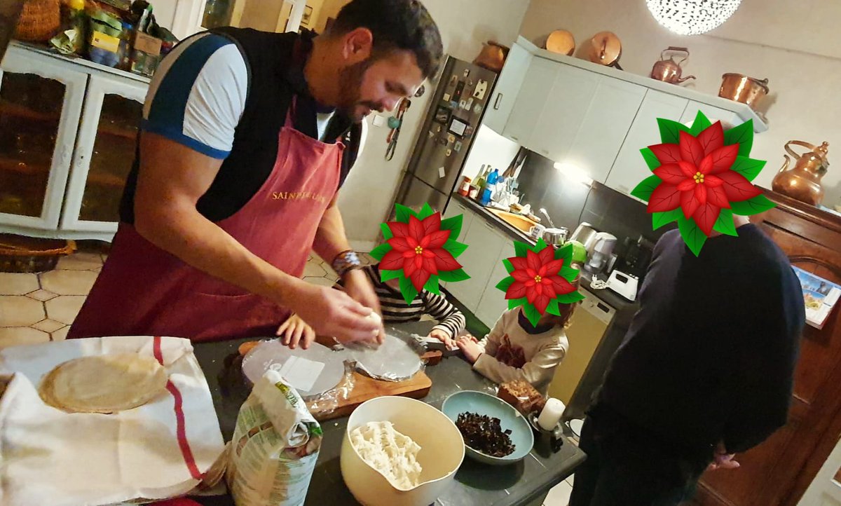 ivantorrespeint's tweet photo. Un des repas de Noël en famille : entrée, #sopaazteca avec dés de #Cantal 🇲🇽🤝🏼🇨🇵. Aidé par mes nièces, fans des #tortillas ❤️😃.
#famille #France #Mexique https://t.co/zxgChV35Kc