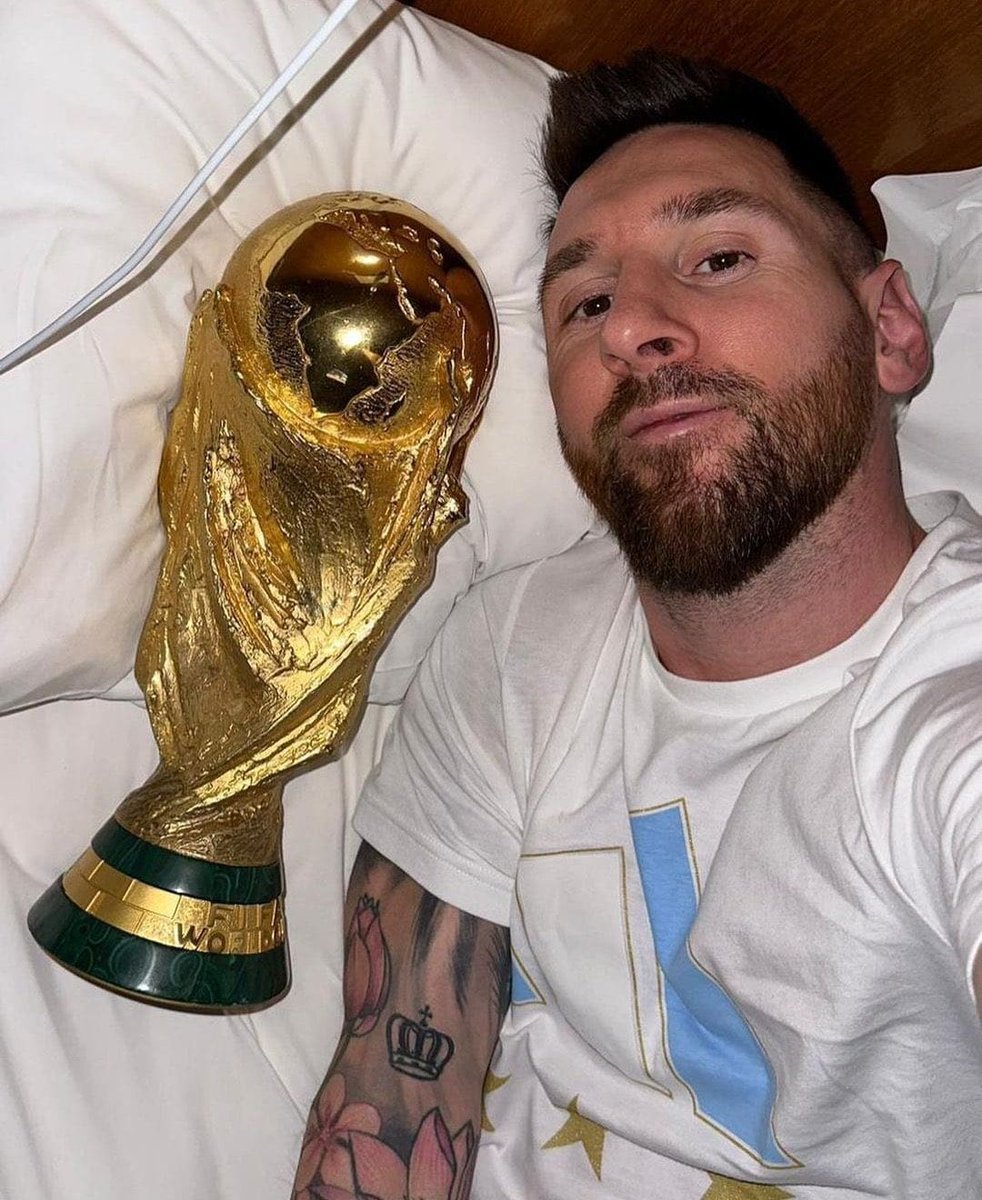 La copa lo mira a él, y si.
#Messi𓃵 
#FIFAWorldCup