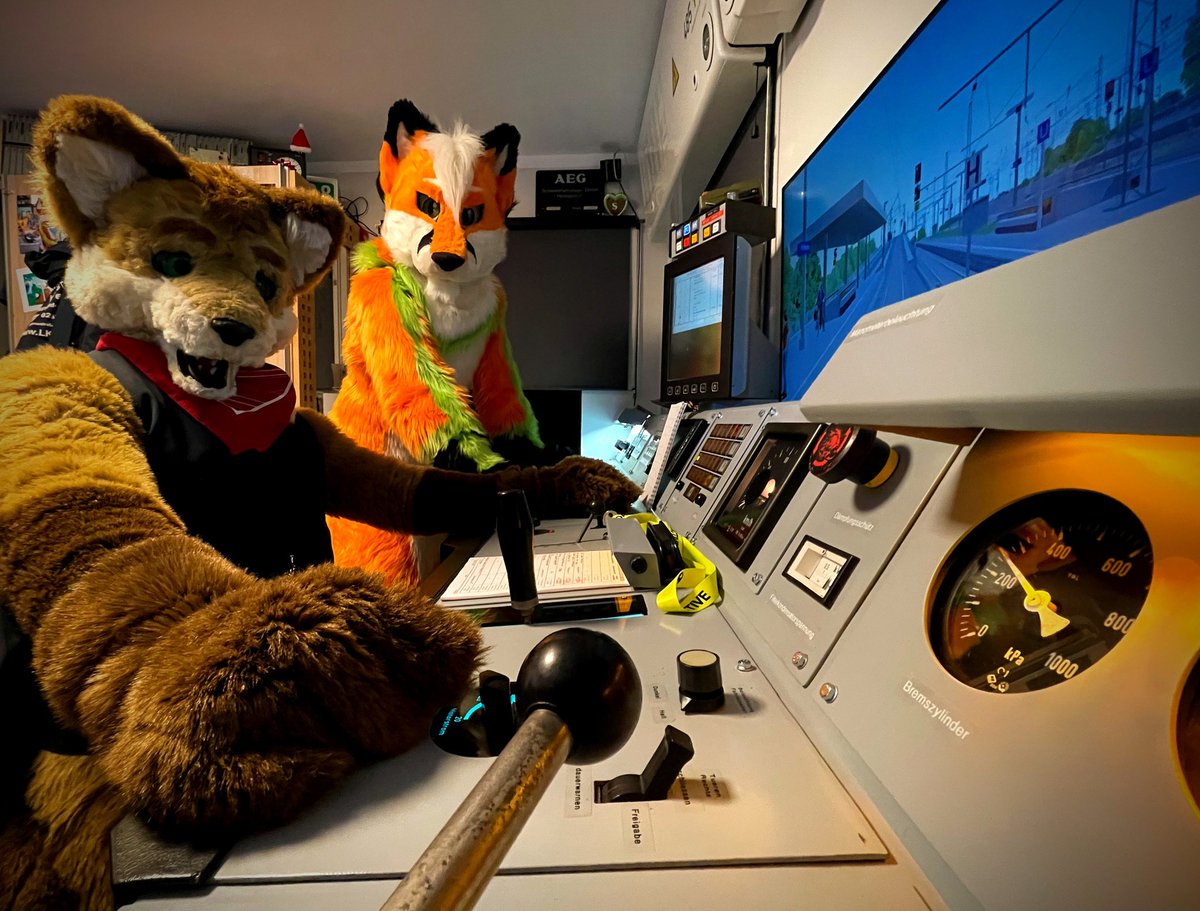 TzykoFox's tweet photo. Heute wurde unser #Zusi #Fahrsimulator für die #Br485 das erste Mal von jemanden selbst gesteuert. Wenn auch sehr spontan aber dafür umso besser. :)
Und natürlich auch unter der kritischen Beobachtung des Ausbilders. :P
Zusammen mit @KonuFox
Fotos von meinem Fuchs @KacecFox https://t.co/yaoZzMeij8