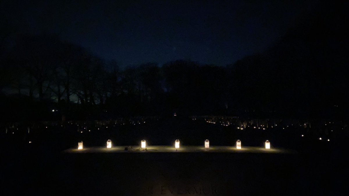 mveldhuis76's tweet photo. Bijna 1800 kaarsjes brandden hier, elk voor elke gesneuvelde soldaat. Nu branden er nog de helft schat ik… nog steeds indrukwekkend. #lestweforget #airborne #bridgetofar #oosterbeek https://t.co/leoPKf51y1