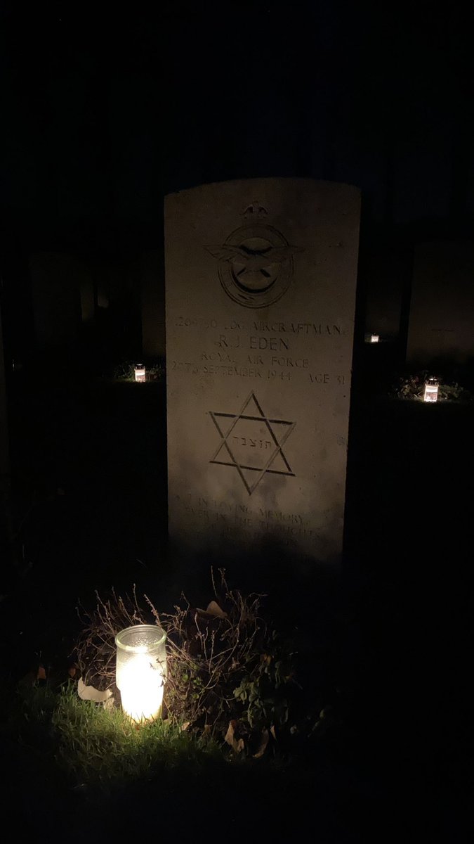 mveldhuis76's tweet photo. Bijna 1800 kaarsjes brandden hier, elk voor elke gesneuvelde soldaat. Nu branden er nog de helft schat ik… nog steeds indrukwekkend. #lestweforget #airborne #bridgetofar #oosterbeek https://t.co/leoPKf51y1
