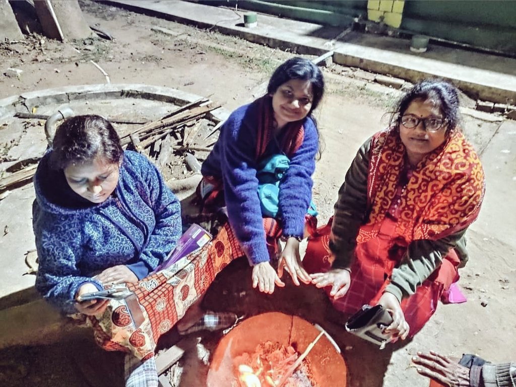 Si_Janaki's tweet photo. _ଏଇତ ଜୀବନ... ❤️❤️
"ବାରିପଦା ଶୀତ ,ନିଆଁ ପୁଇଁ ହେବା ର ଅଲଗା ମଜା"...🥰
ଶୁଭ ରାତ୍ରୀ 😊
#Winter_Love
#Mayurbhanj #Baripada #ଓଡ଼ିଆ #Odisha https://t.co/LJx9EAMwi1