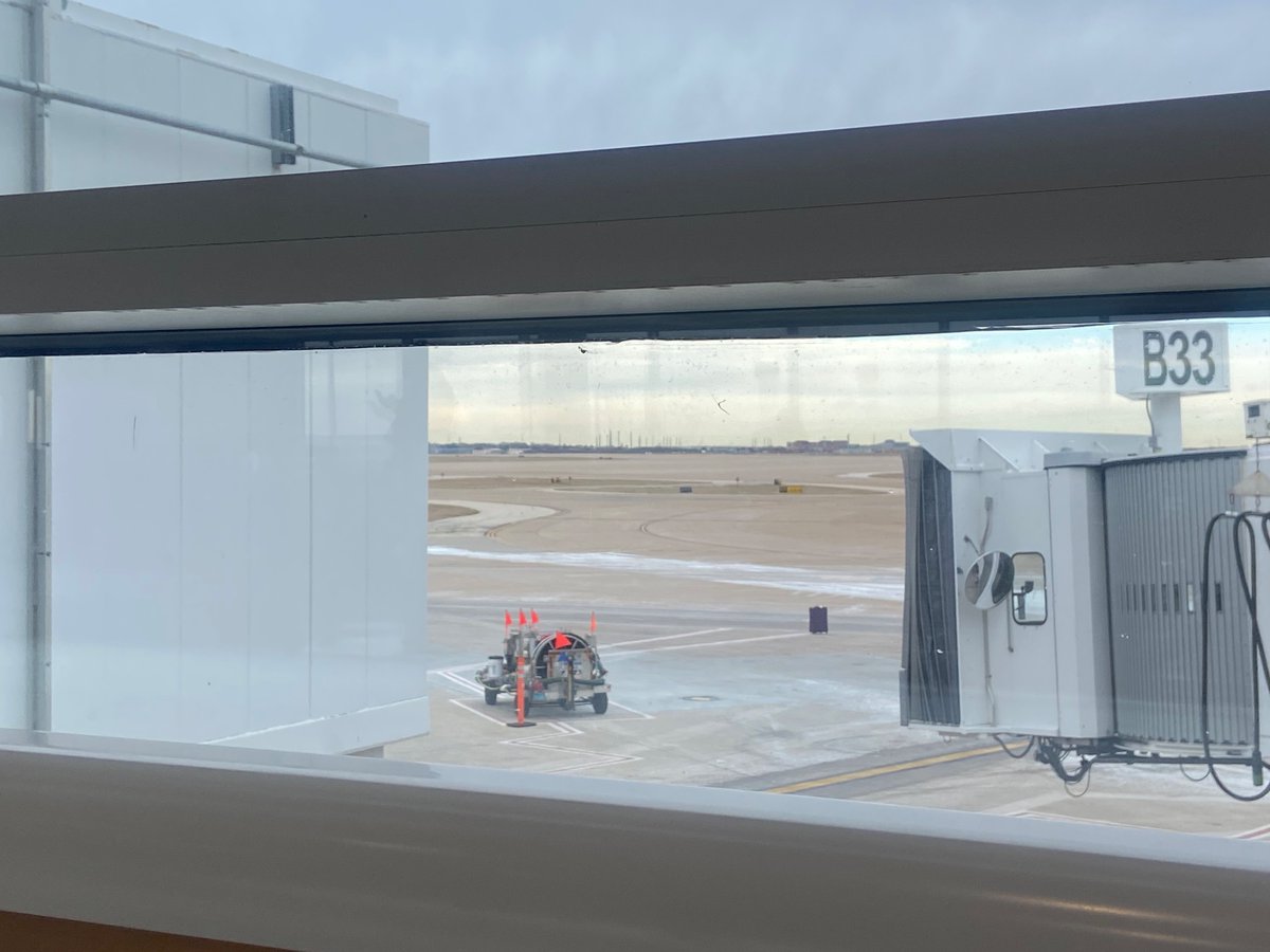 susan_margarita's tweet photo. @DFWAirport waiting on a connection in @AmericanAir terminal  when I spot a suitcase in middle of road/gate exits for possibly over 30 minutes &amp; ppl pass it and it keeps sitting all alone - im glad not my suitcase - but feel bad for the person whose bag it is :( https://t.co/Srxg9lzNXX