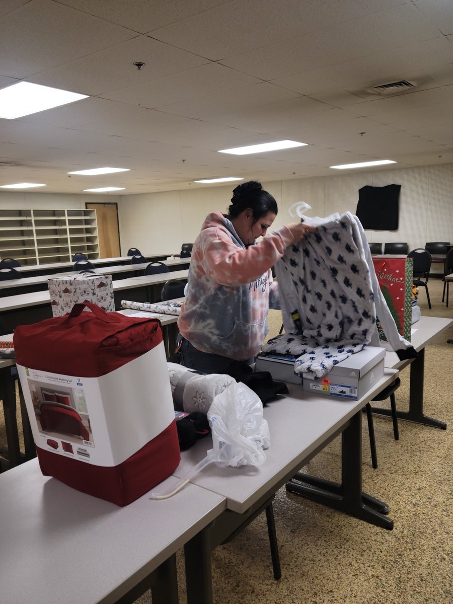 MedstarMich's tweet photo. The Medstar family contributed to our Adopt-a-Family program. We provided a holiday full of laughs, food, and gifts from Santa for families throughout our service area. Team members personally purchased, donated, wrapped, and delivered presents to each family before Christmas. https://t.co/wslE3EazRP