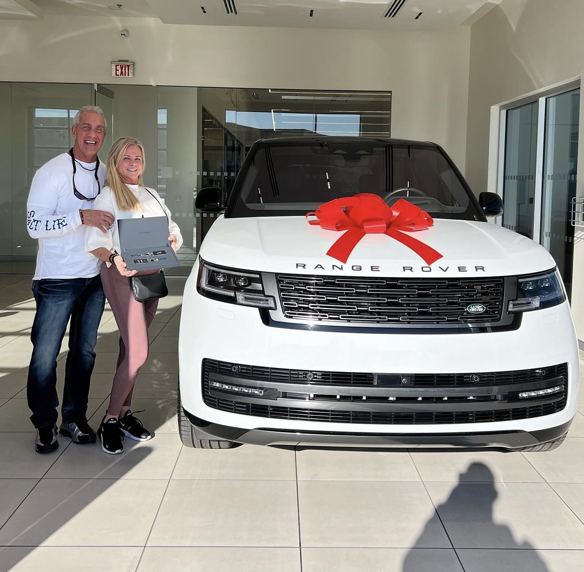 Best gift ever 🎉

Congratulations to the Kaisers! We hope you enjoy your new 2023 Range Rover - we are excited to see what adventures await you for 2023 🏔

Photo credit <a href="/chrisionita/">Chris Ionita</a>

#JaguarArrowhead