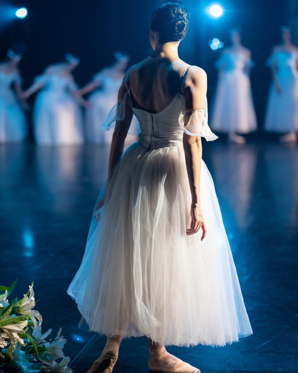 TranscenDanses's tweet photo. Retour en image sur une émouvante 1e semaine de #GISELLE. Bravo au ballet national d'Ukraine et à l’Orchestre Prométhée pour ces représentations magnifiquement accueillies par le public parisien. 
À découvrir jusqu'au 05/01/23 au @TCEOPERA 
🎫 https://t.co/XPi9ic4bQw https://t.co/CFSU6vctBF