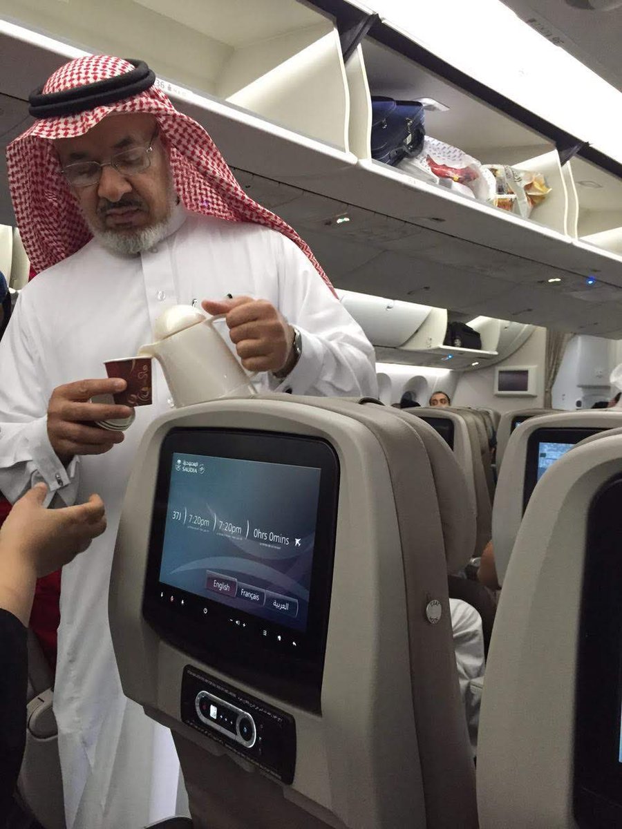 BO_OMER747's tweet photo. @Saudi_Airlines اجمل اللحظات هي توزيع القهوة السعودية على متن الخطوط السعودية بعد افطار الصائمين https://t.co/N7H3cOPeef