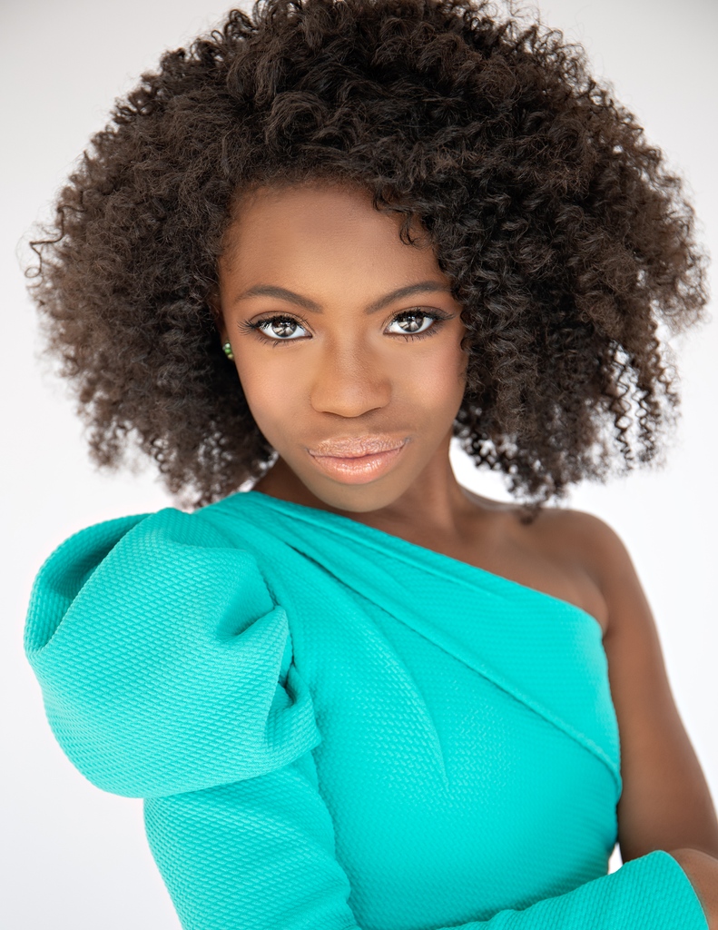 BrownJaksyn's tweet photo. Bold. Beautiful. Me.
.
.
.#celebrateyourcrown #jaksynbrown https://t.co/pmFVP7HK47