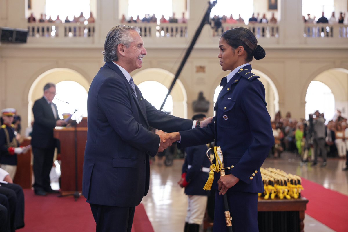 CasaRosada's tweet photo. El presidente @alferdez encabezó la ceremonia de egreso conjunto de oficiales de las Fuerzas Armadas 🇦🇷
 
📣 "A quienes hoy egresan les reitero mis felicitaciones y les pido que afronten su carrera con el compromiso que la patria les exige", remarcó.
 
https://t.co/2xhKam226R https://t.co/0975EJG8QW