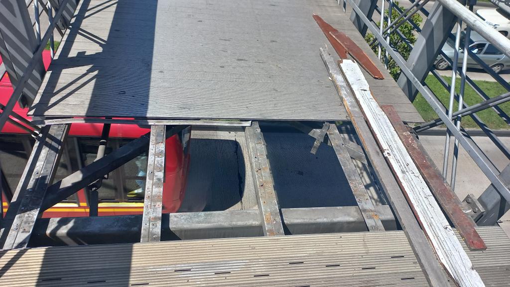 sergio_laiton's tweet photo. Con esta seguridad en la infraestructura estamos hechos. @TransMilenio @idubogota Frente al Centro Adninistrativo Distrital. https://t.co/ByEk0f0wnd