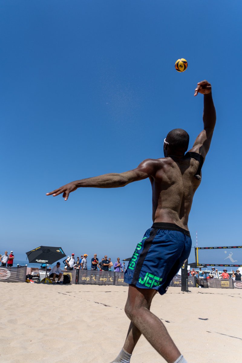 Fan favorite Jeff Samuels is known for his nasty skyball.

Bet you've never seen one from this angle. 

#AVP2022 #NoHoldingBack

📸: Sean Heyes Photography